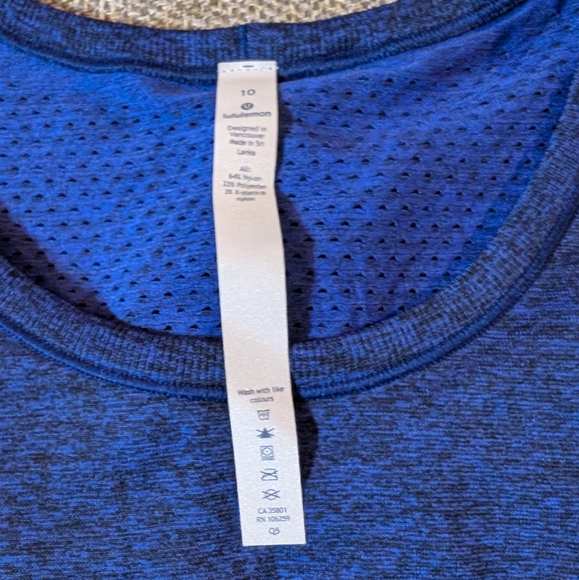 Lululemon Breeze long- sleeve layer shirt. Size 10 - Picture 4 of 7